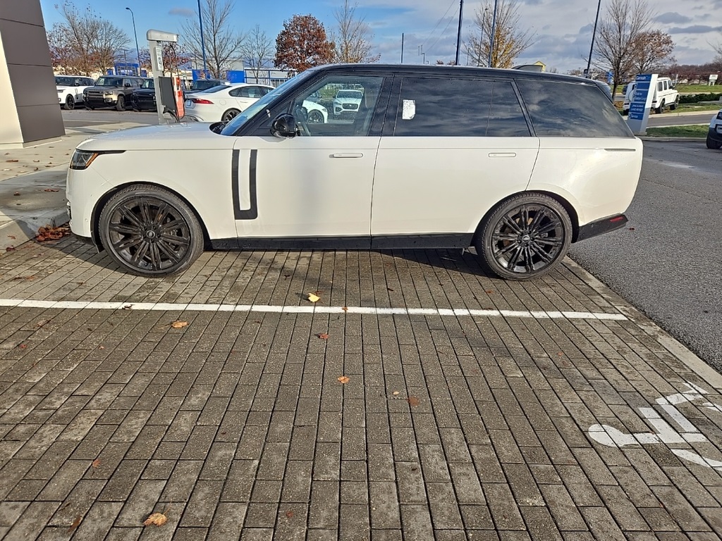 2024 Land Rover Range Rover SE photo 2