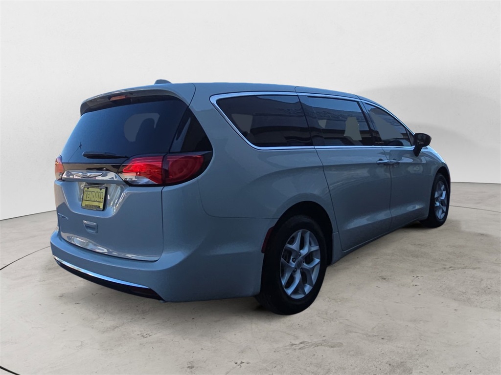 2017 Chrysler Pacifica Touring L photo 4