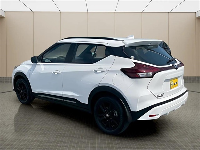 2021 Nissan Kicks SR photo 2