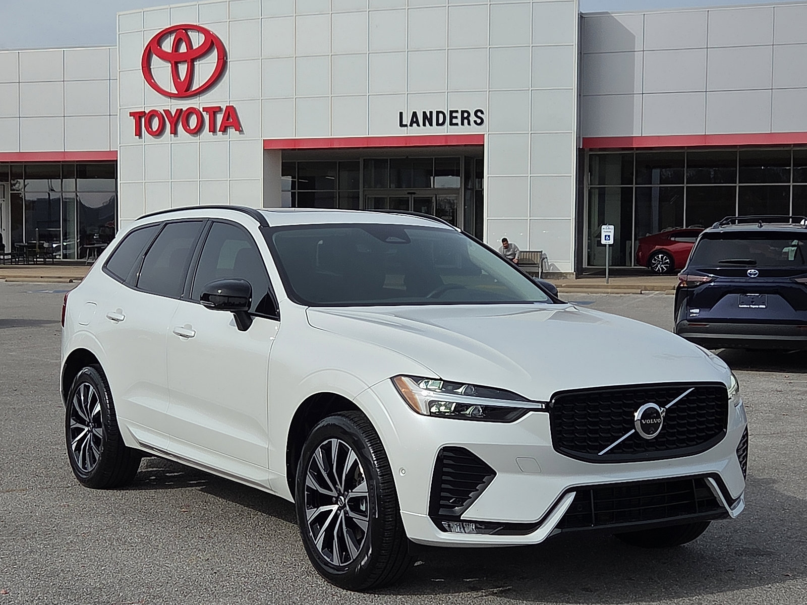 2024 Volvo XC60 Plus's photo