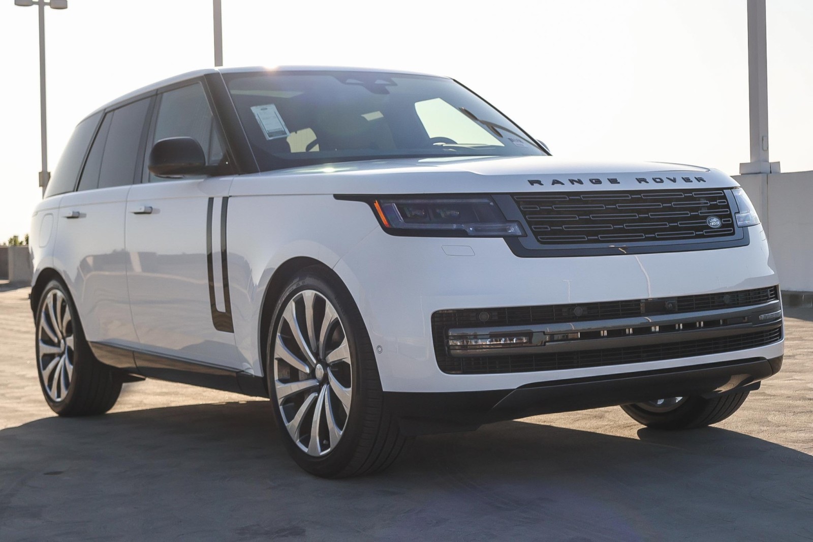 2025 Land Rover Range Rover SE photo 2