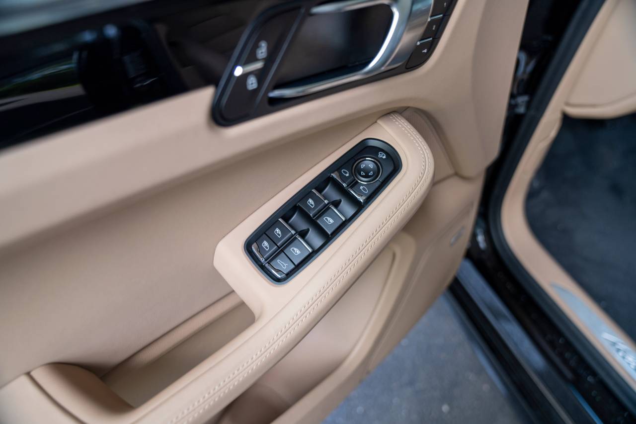 2025 Porsche Macan S photo 24