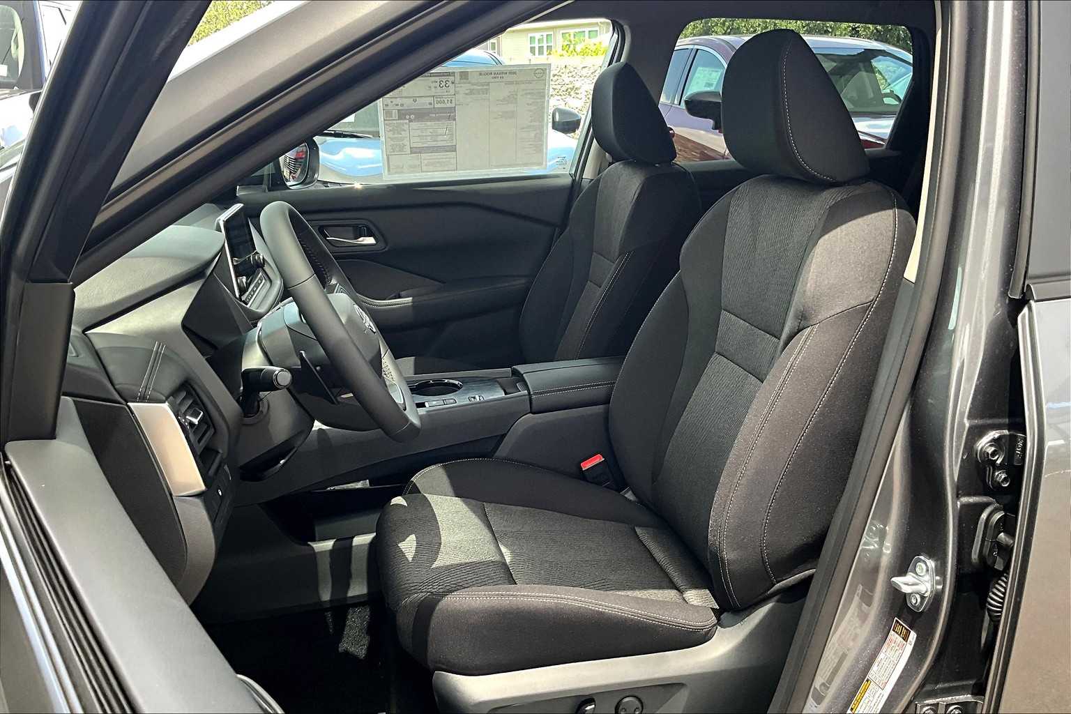2025 Nissan Rogue SV photo 15