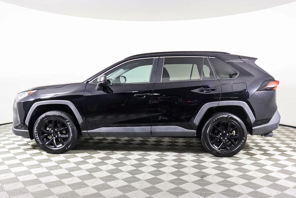 2021 Toyota RAV4 LE photo 3