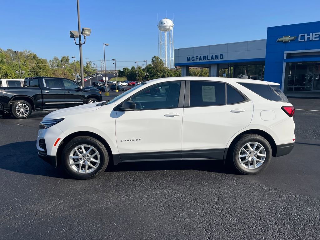 2022 Chevrolet Equinox LS photo 2