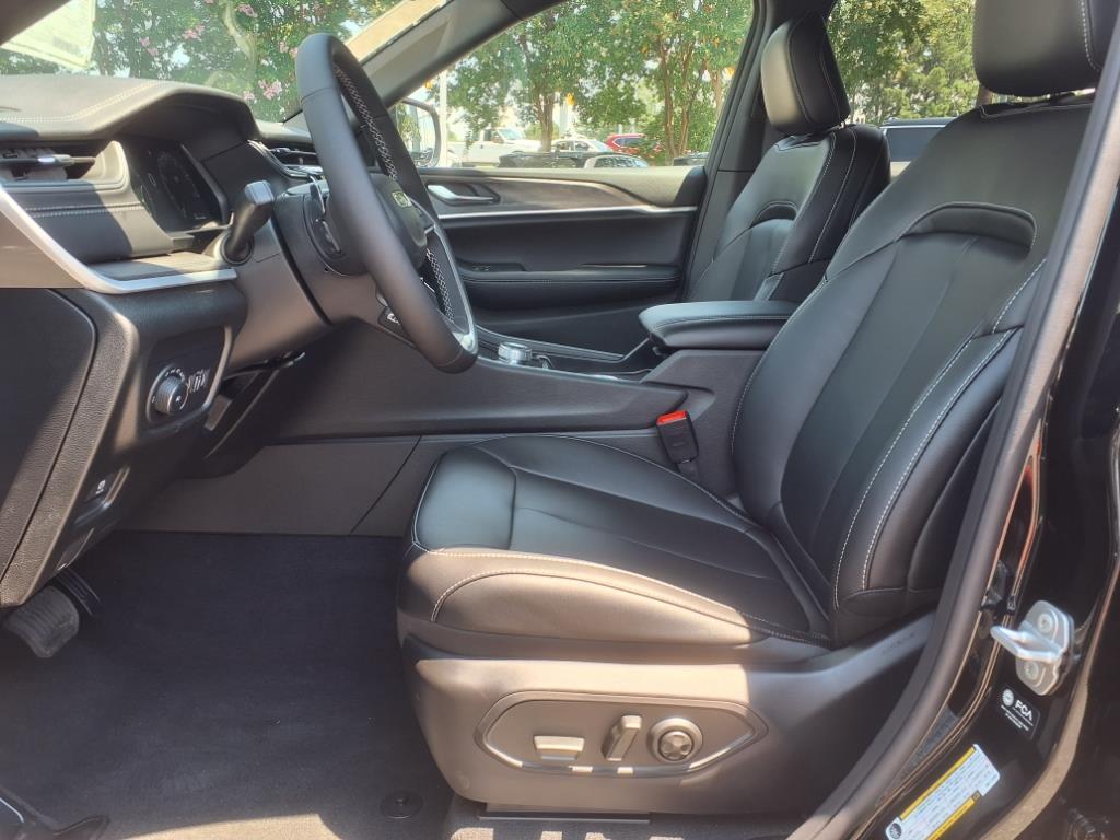 2025 Jeep Grand Cherokee Limited photo 3