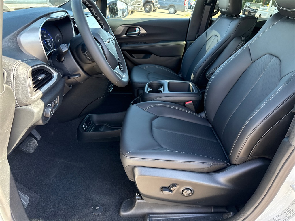 2025 Chrysler Pacifica photo 24