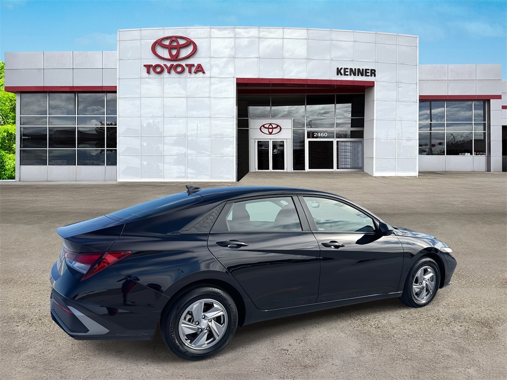 2025 Hyundai Elantra SE photo 2