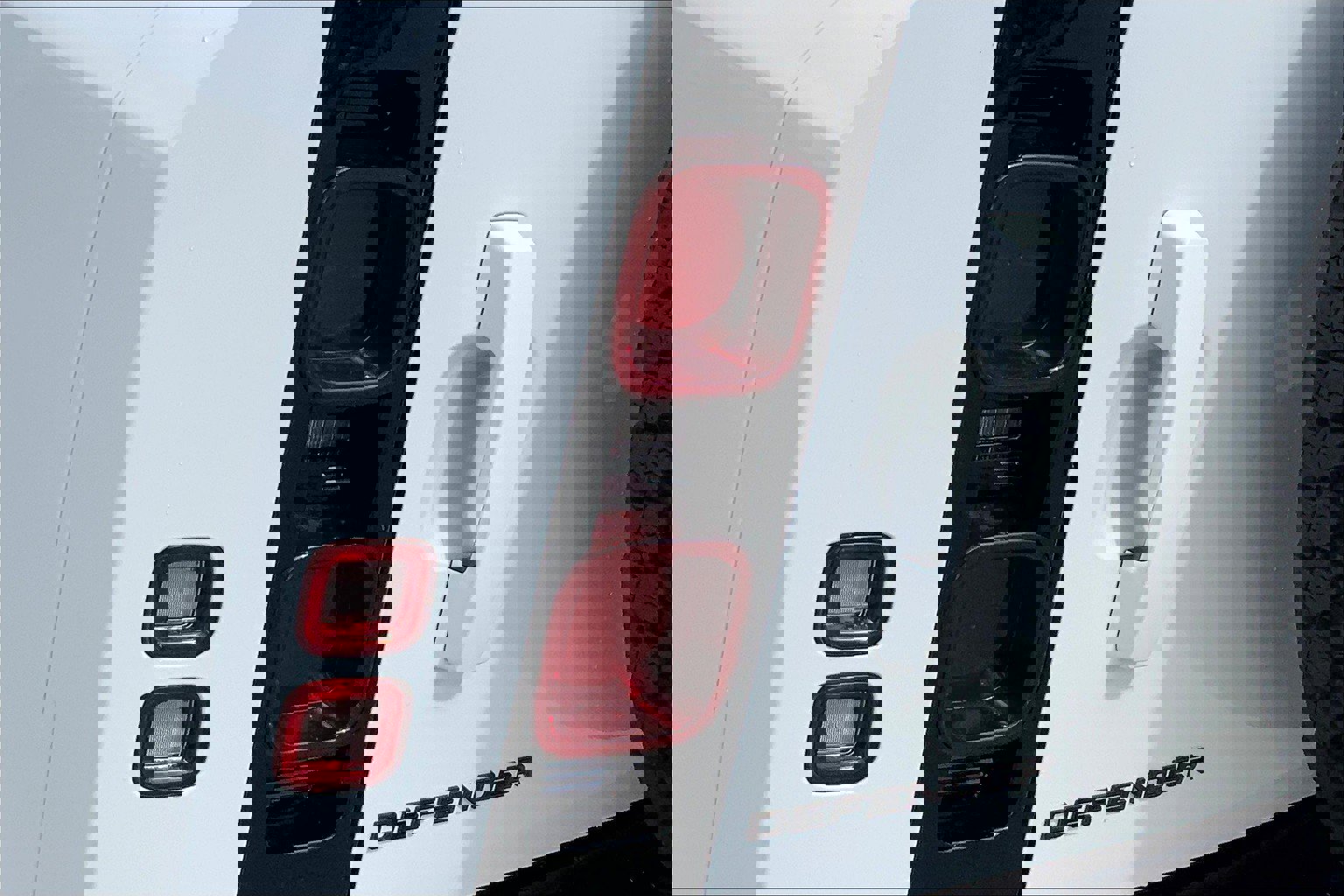 2025 Land Rover Defender 110 X-Dynamic SE photo 4