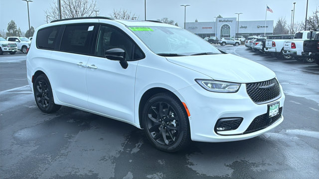 2026 Chrysler Pacifica Limited's photo