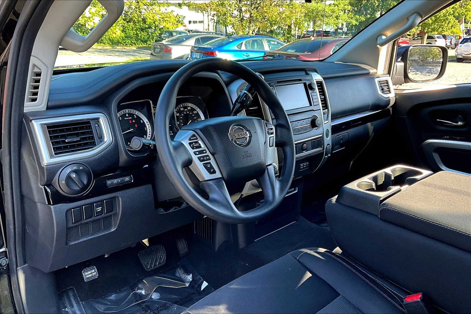2019 Nissan Titan SV photo 16