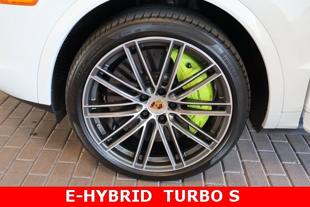 2023 Porsche Cayenne Turbo S E-Hybrid photo 2