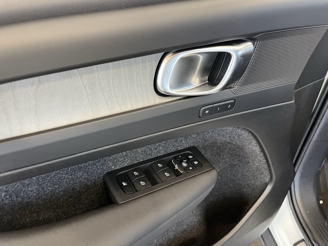 2025 Volvo XC40 Plus photo 14