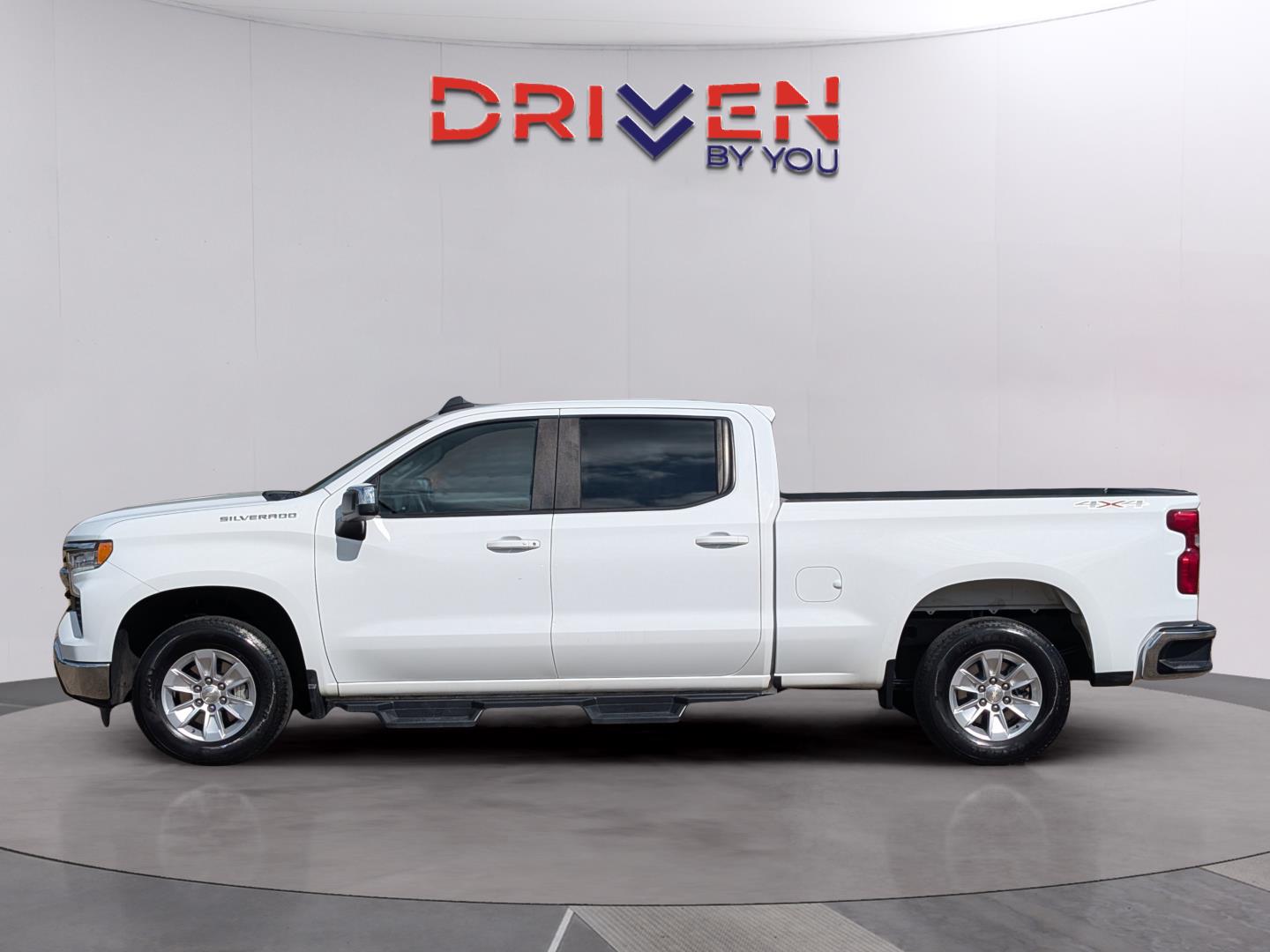 2023 Chevrolet Silverado 1500 LT photo 2