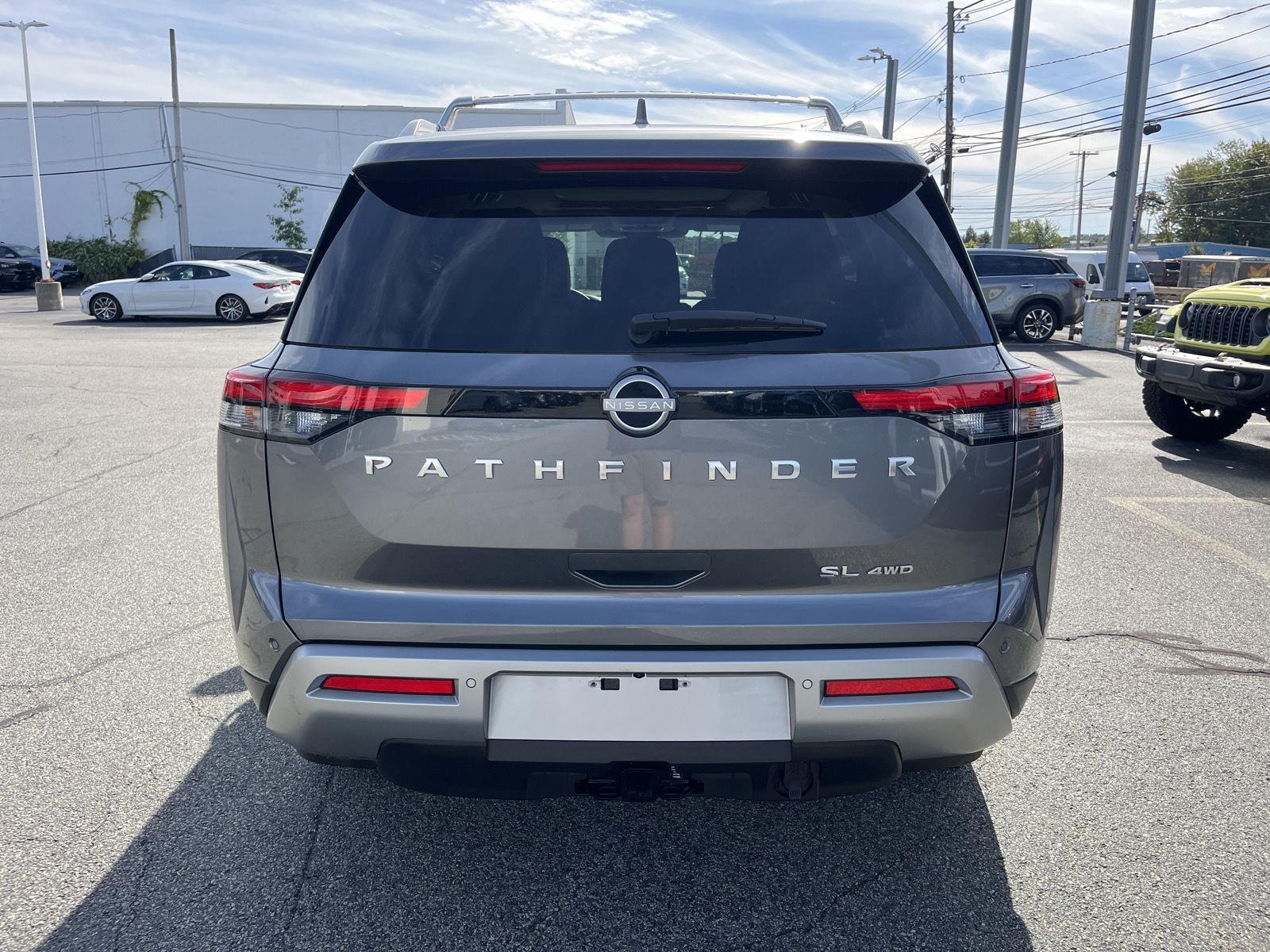 2024 Nissan Pathfinder SL photo 2