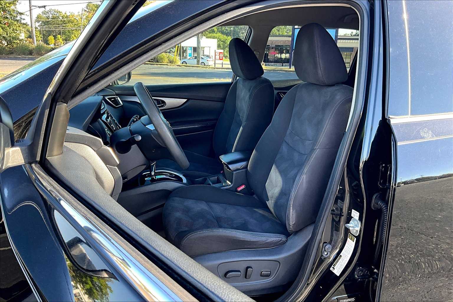 2015 Nissan Rogue SV photo 6