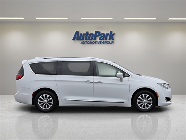 2018 Chrysler Pacifica Touring L photo 8