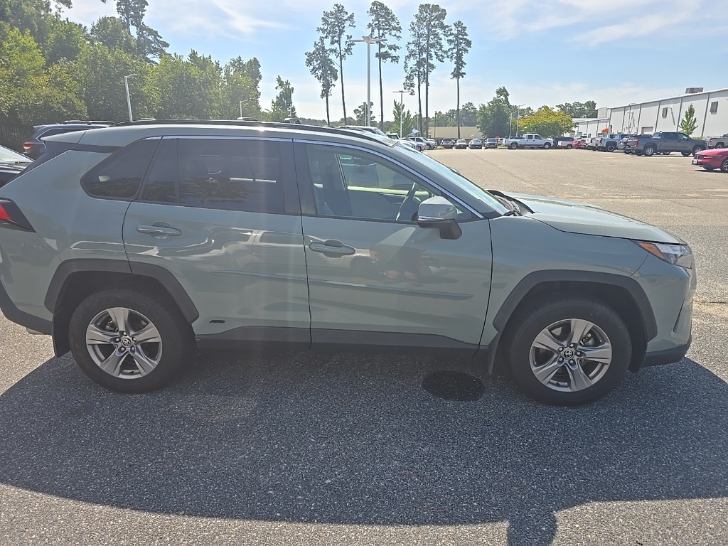 2022 Toyota RAV4 Hybrid XLE photo 4