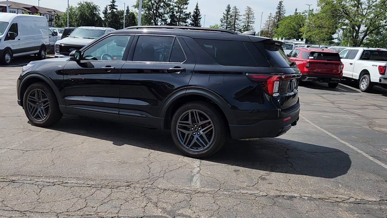 2025 Ford Explorer ST-Line photo 2