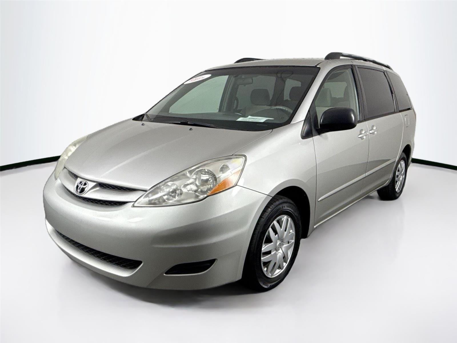 2008 Toyota Sienna LE photo 2