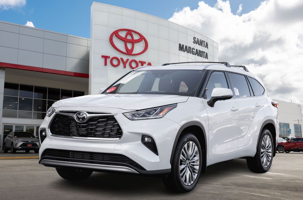 2026 Toyota Highlander Platinum's photo