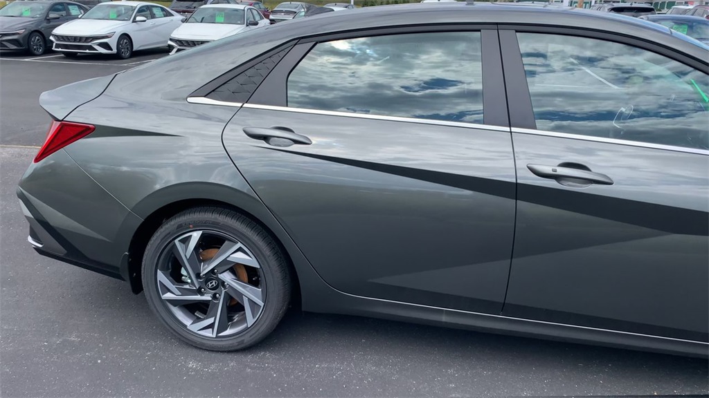 2025 Hyundai Elantra SEL Convenience photo 7