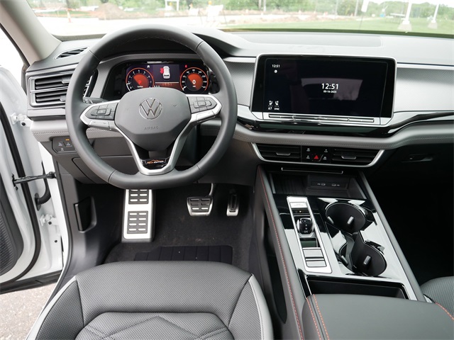 2025 Volkswagen Atlas Peak Edition SE photo 9