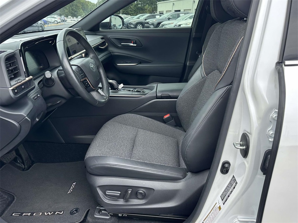 2023 Toyota Crown XLE photo 4