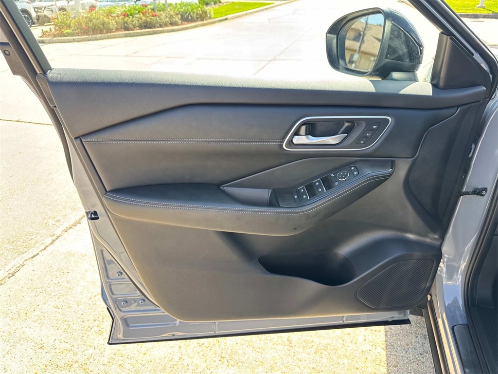 2025 Nissan Rogue Platinum photo 17