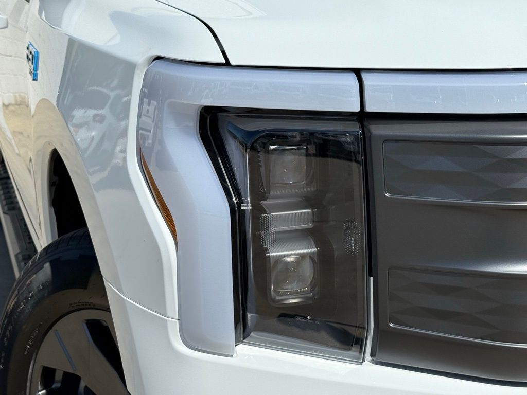 2025 Ford F-150 Lightning Lariat photo 3