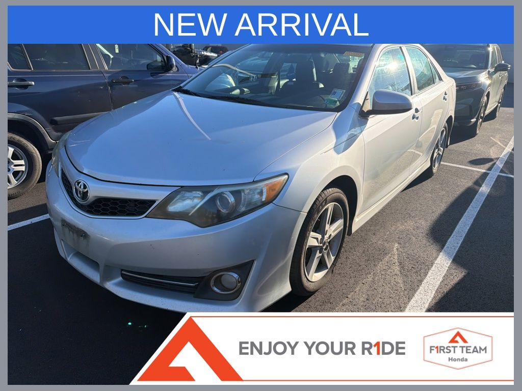 2014 Toyota Camry SE's photo