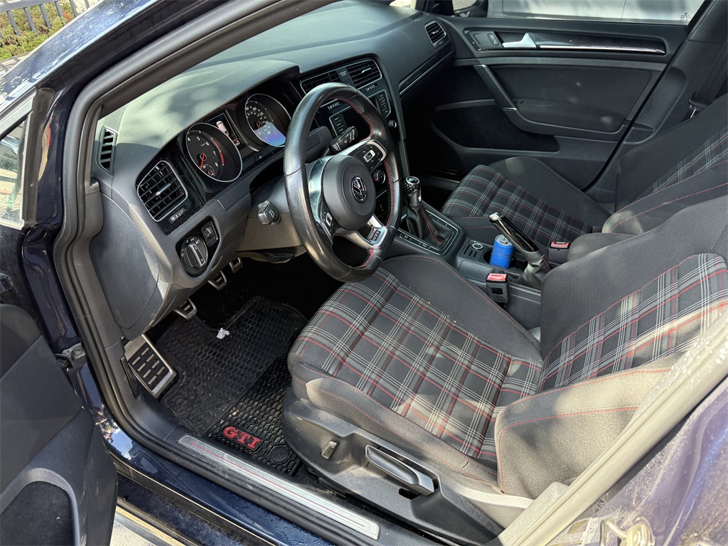 2017 Volkswagen Golf GTI S photo 2