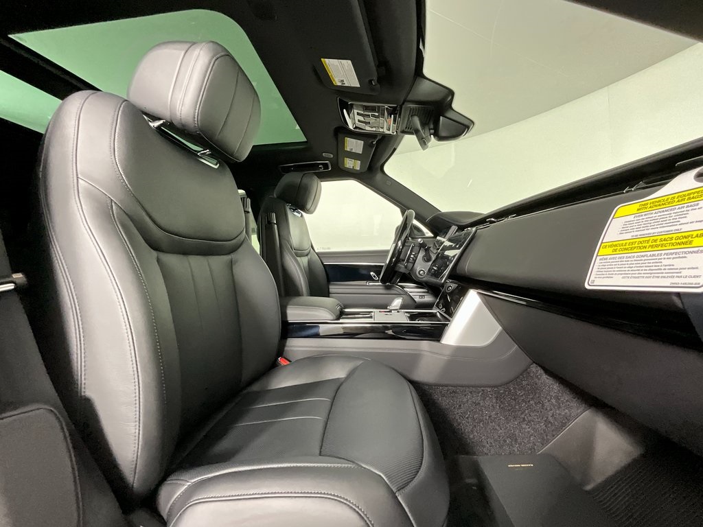 2025 Land Rover Range Rover SE photo 3