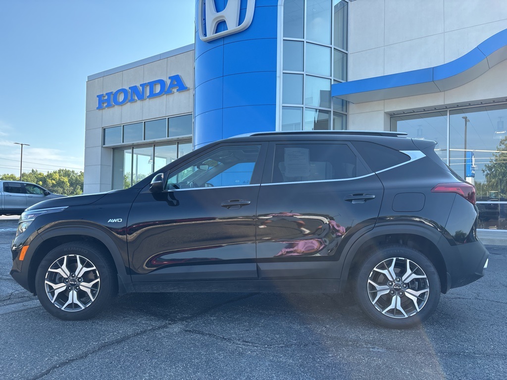 2023 Kia Seltos EX photo 2