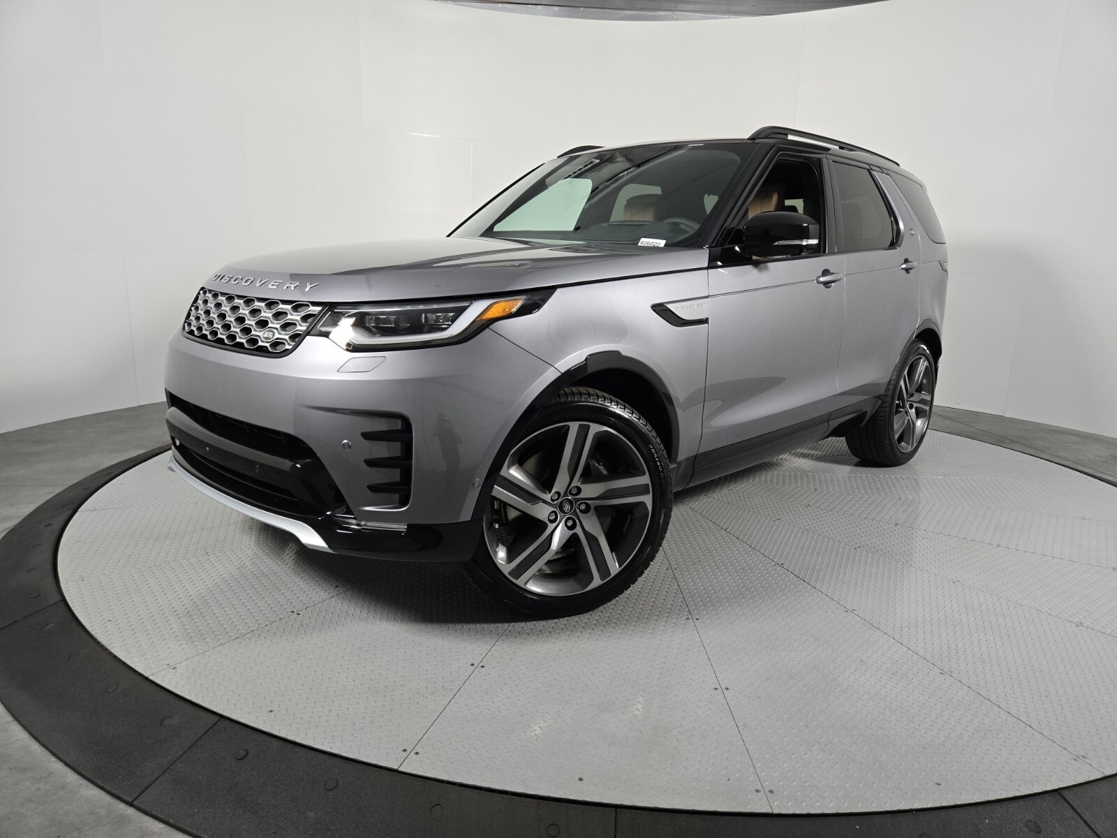 2026 Land Rover Discovery Tempest Edition