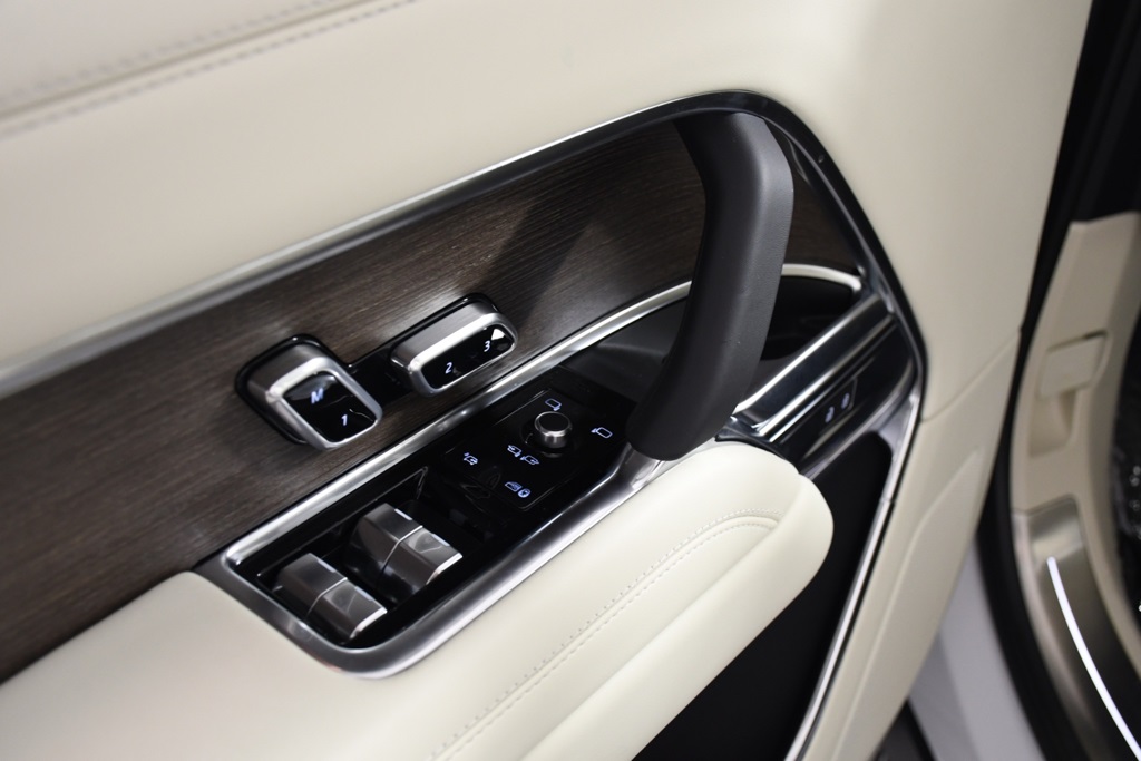 2025 Land Rover Range Rover SE photo 15