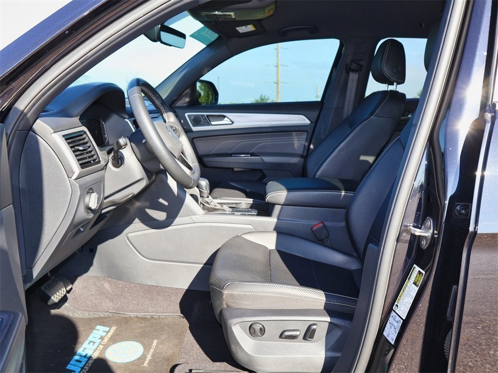 2022 Volkswagen Atlas Cross Sport V6 SE Technology photo 8