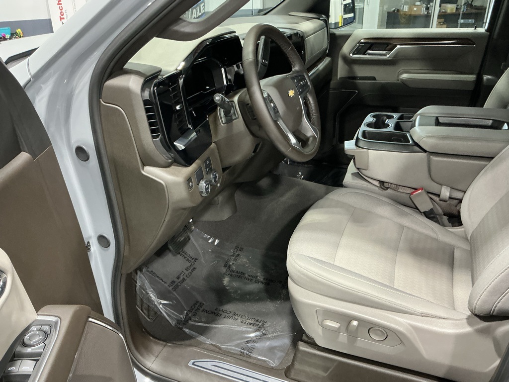 2024 Chevrolet Silverado 1500 LT photo 3