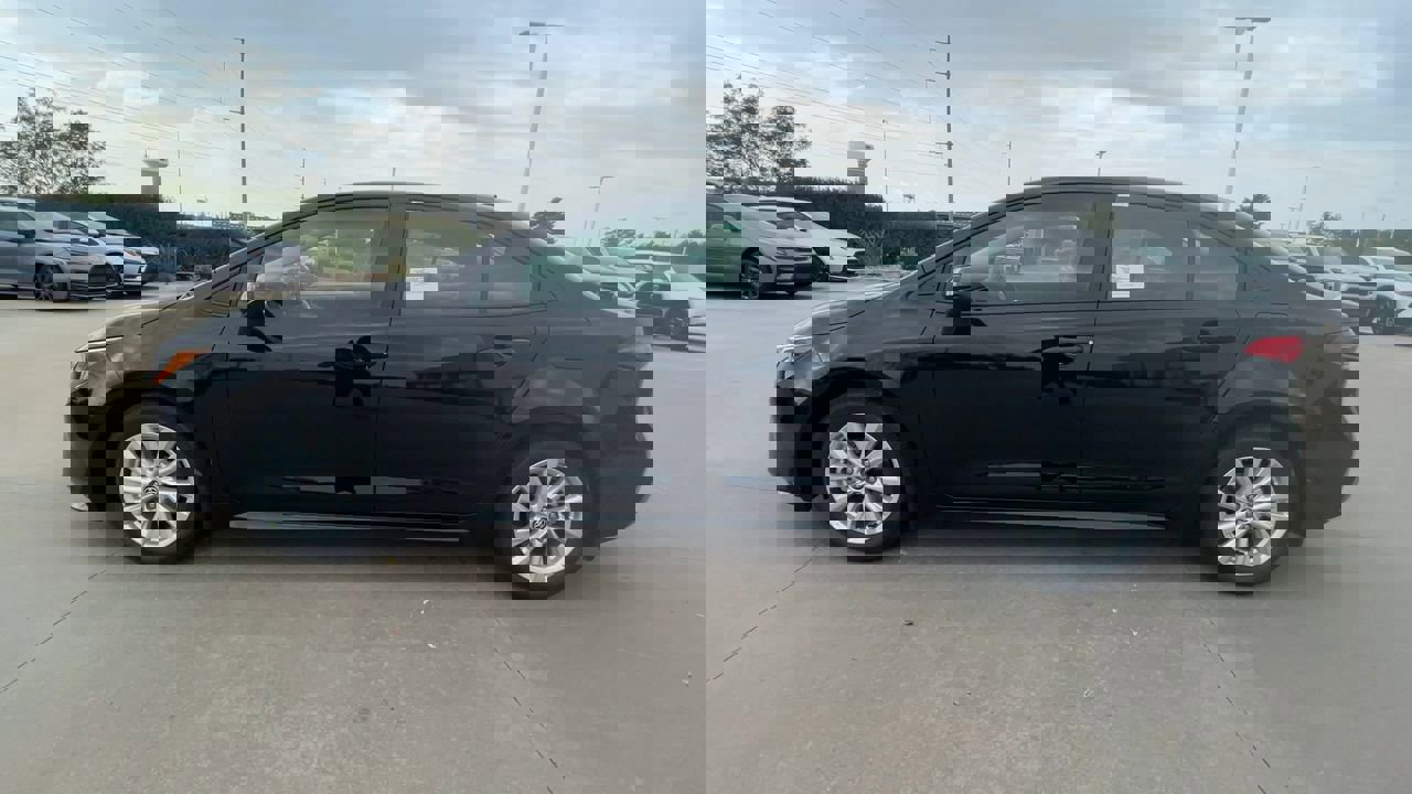 2025 Toyota Corolla LE photo 4