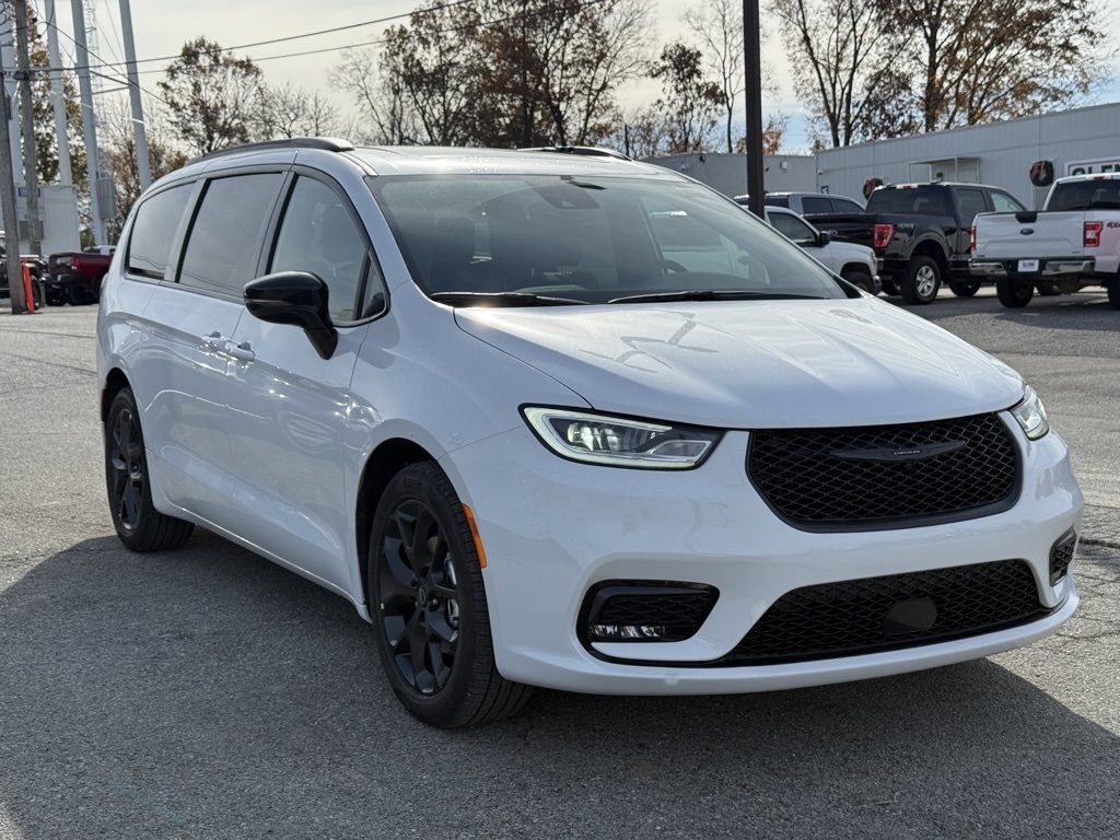 2026 Chrysler Pacifica Limited photo 3