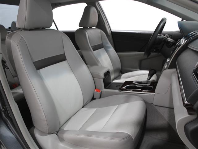 2014 Toyota Camry XLE V6 photo 17