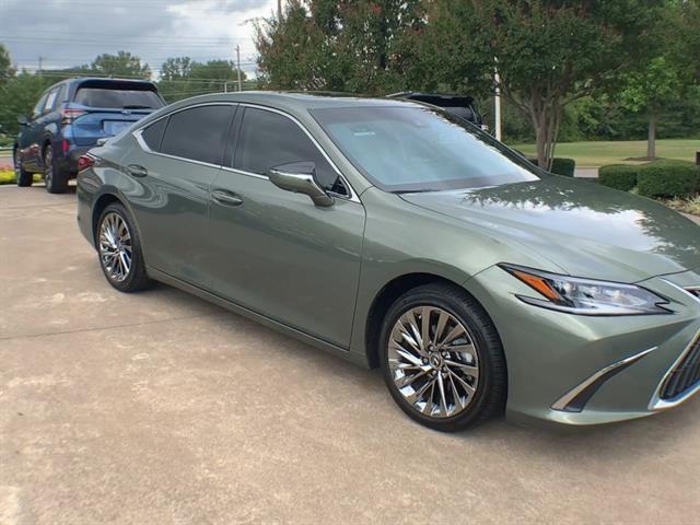 2024 Lexus ES 300h Ultra Luxury photo 2