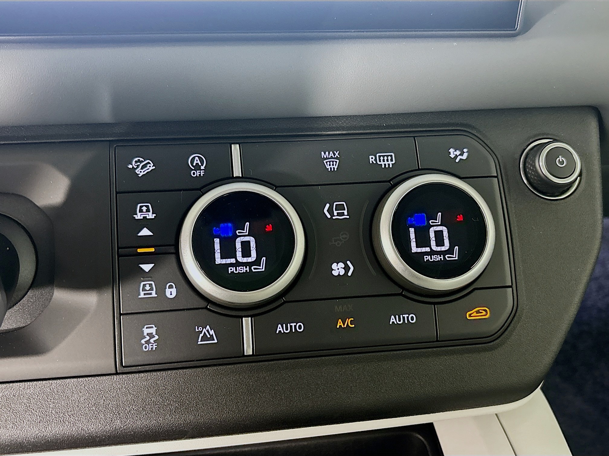 2025 Land Rover Defender 90 X-Dynamic SE photo 14