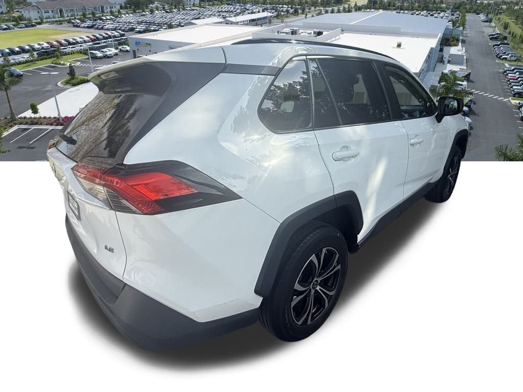 2021 Toyota RAV4 LE photo 4