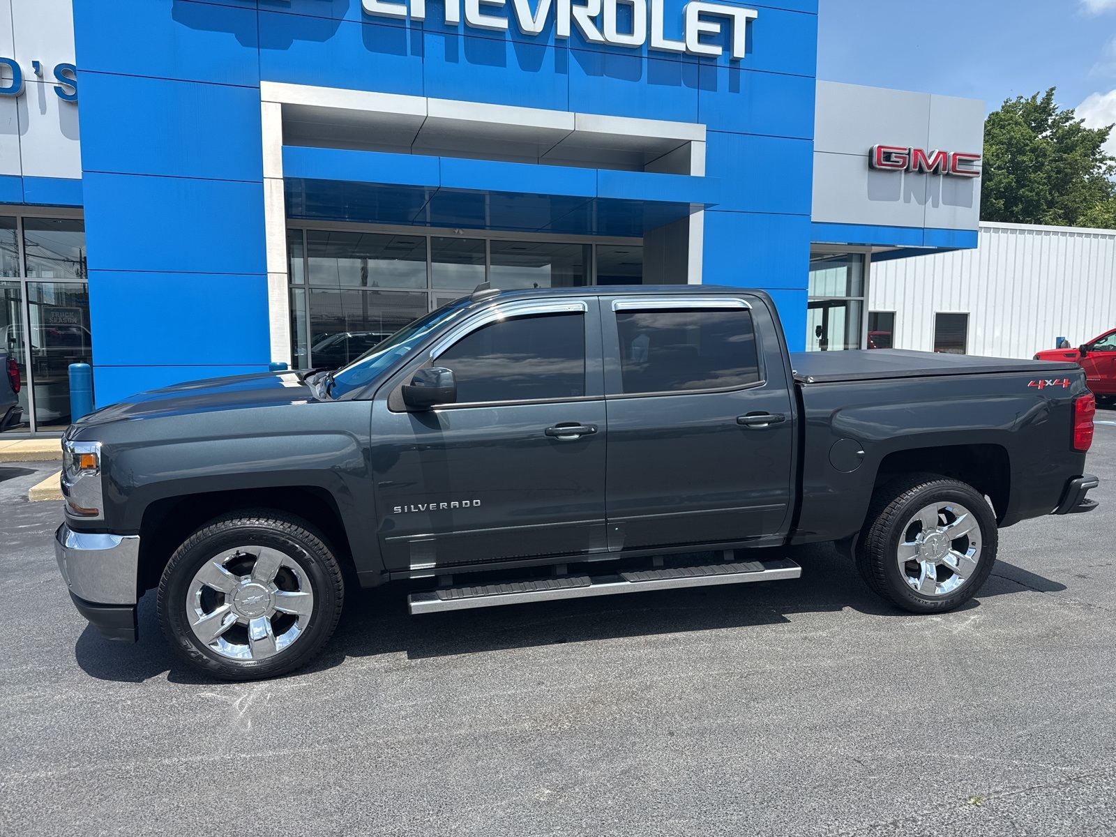 2018 Chevrolet Silverado 1500 LT photo 2