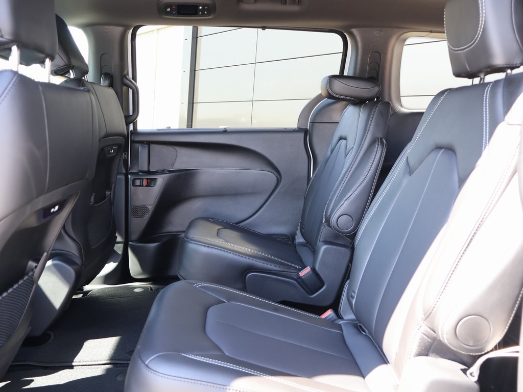 2026 Chrysler Pacifica photo 16