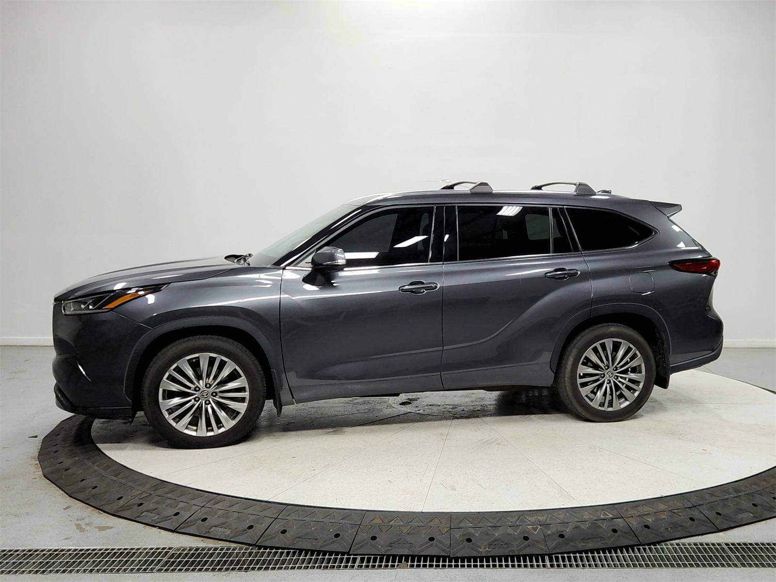 2020 Toyota Highlander Platinum photo 3