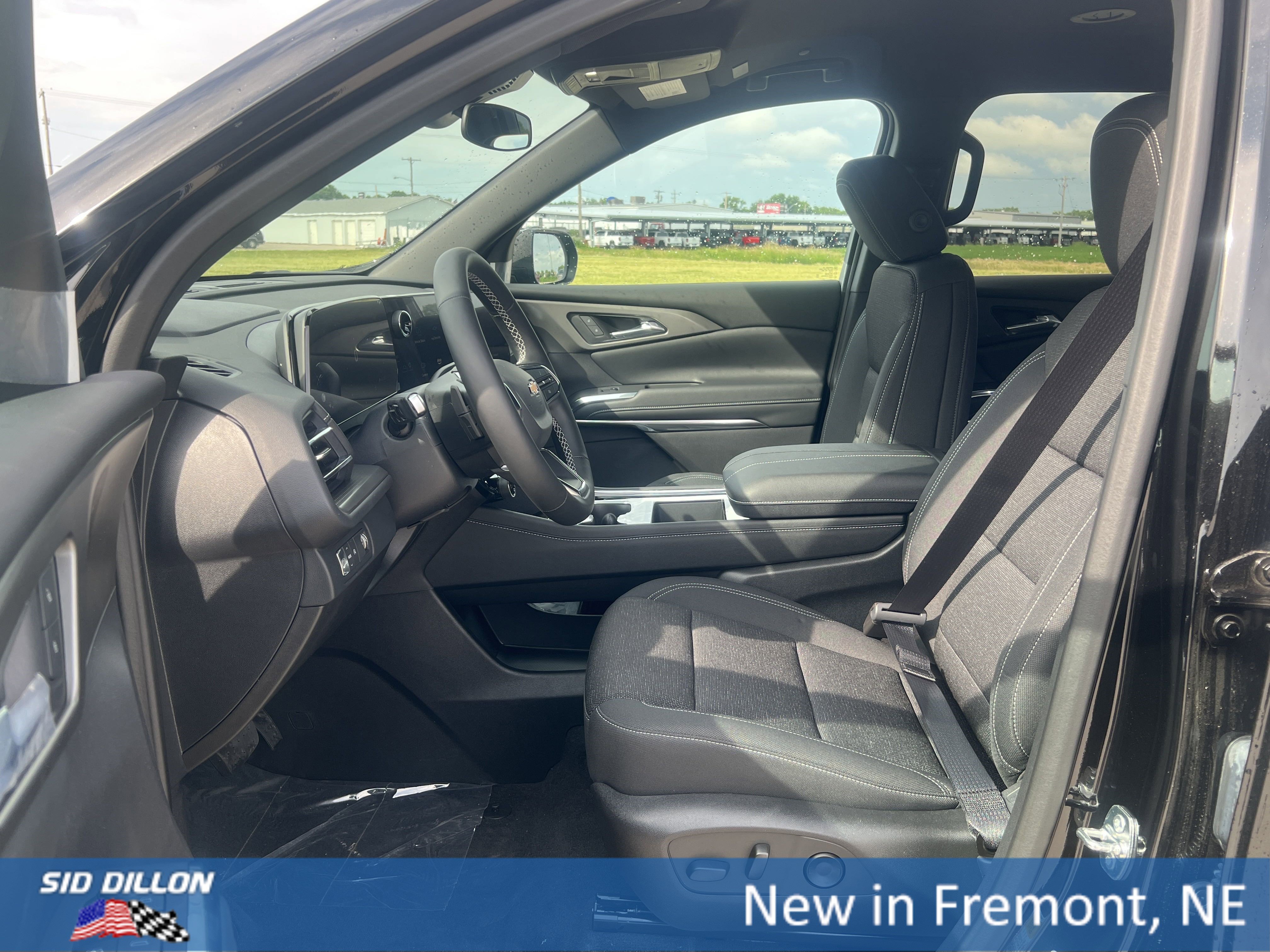 2025 Chevrolet Traverse photo 3