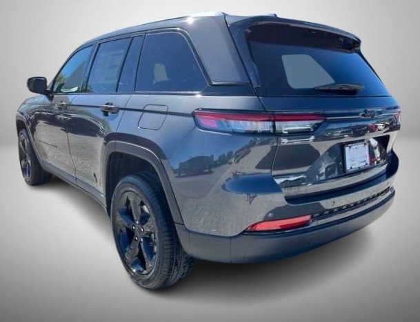2025 Jeep Grand Cherokee Limited photo 3