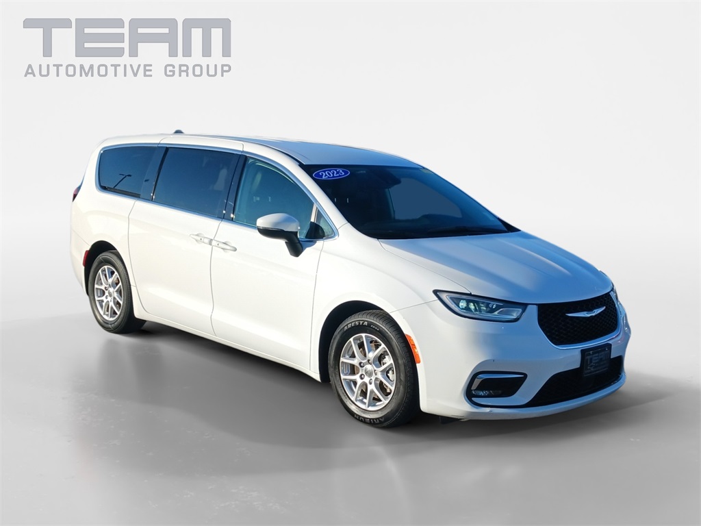 2023 Chrysler Pacifica Touring L's photo